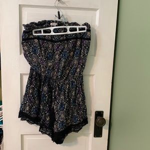 Lovely Floral, Strapless Romper form Xhileraton! Cinch waist and lacy hem!